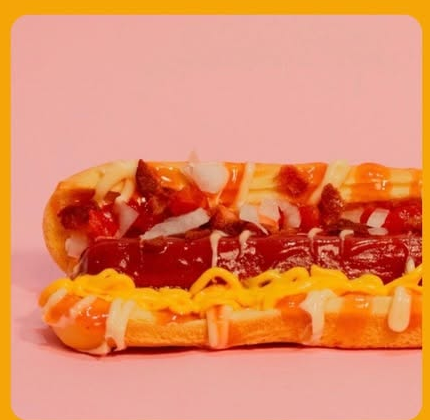 Hot dog preparado con diferentes salsas
